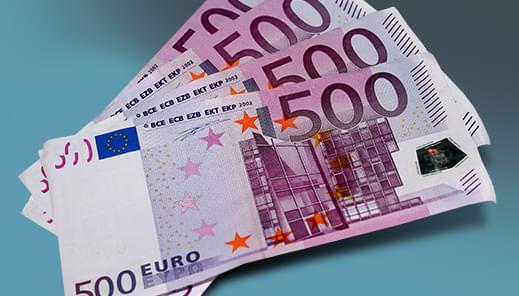 Vier 500 EURO Scheine auf einem blauen Untergrund