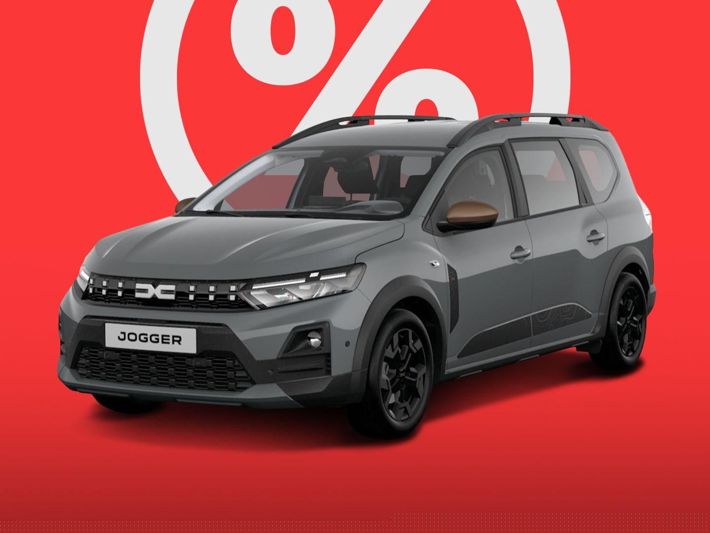 Grauer Dacia Jogger in Dreiviertelansicht von vorne auf rotem Hintergrund mit grossem Prozentzeichen, das auf ein Rabatt- oder Sonderangebotsmotiv hinweist.
