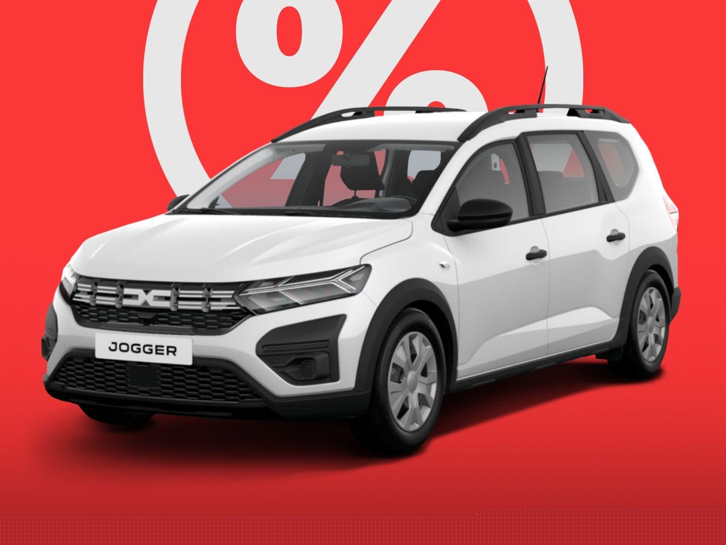 Weisser Dacia Jogger in Dreiviertelansicht vor rotem Hintergrund mit grossem Prozentzeichen, symbolisch fuer Rabatt- oder Sonderangebotsaktionen.