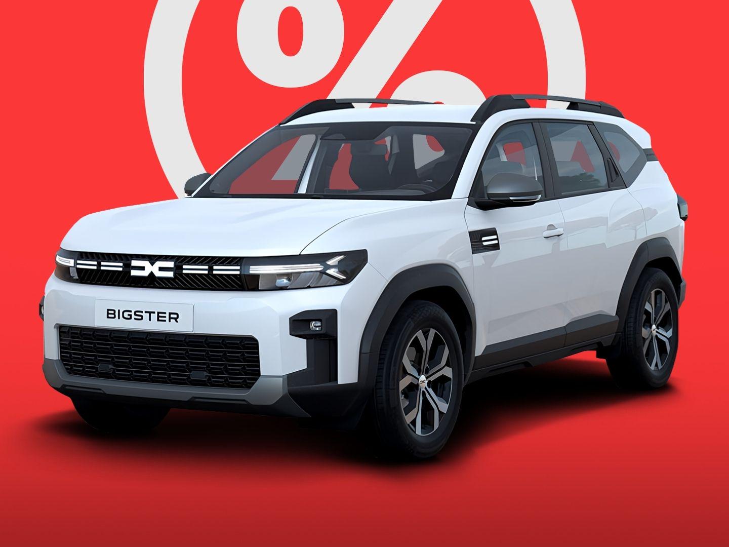Weisser Dacia Bigster SUV in Dreiviertelansicht vor rotem Hintergrund mit grossem Prozentzeichen, symbolisch fuer Rabatt- oder Sonderangebotsaktionen.