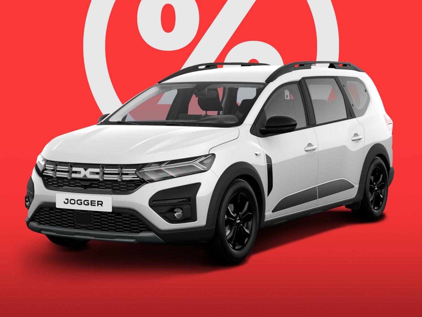 Weisser Dacia Jogger in Dreiviertelansicht vor rotem Hintergrund mit grossem Prozentzeichen, symbolisch fuer Rabatt- oder Sonderangebotsaktionen.