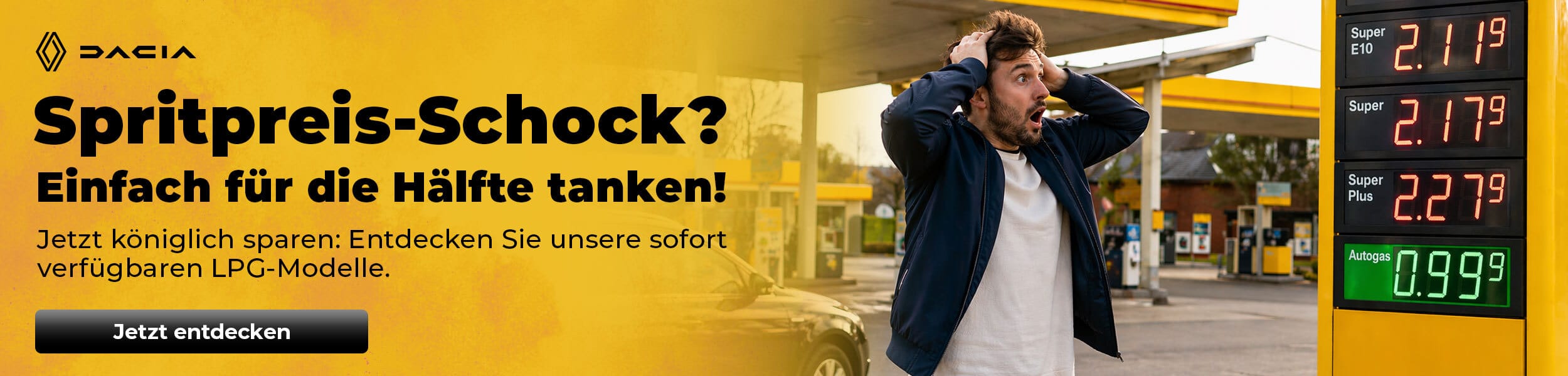 Spritpreis-Schock? Einfach für die Hälfte tanken! Jetzt königlich sparen: Entdecken Sie unsere sofort verfügbaren LPG-Modelle. Abbildung einer Preissäule einer Tankstelle mit hohen Sprit-, aber niedrigen Autogaspreisen. Ein Mann fasst sich mit beiden Händen an den Kopf.