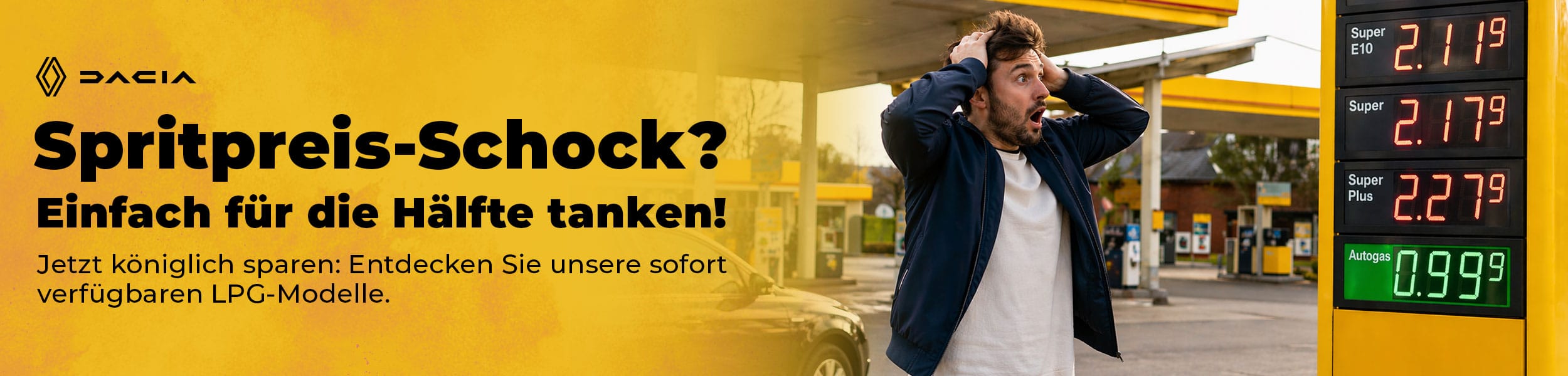 Spritpreis-Schock? Einfach für die Hälfte tanken! Jetzt königlich sparen: Entdecken Sie unsere sofort verfügbaren LPG-Modelle. Abbildung einer Preissäule einer Tankstelle mit hohen Sprit-, aber niedrigen Autogaspreisen. Ein Mann fasst sich mit beiden Händen an den Kopf.
