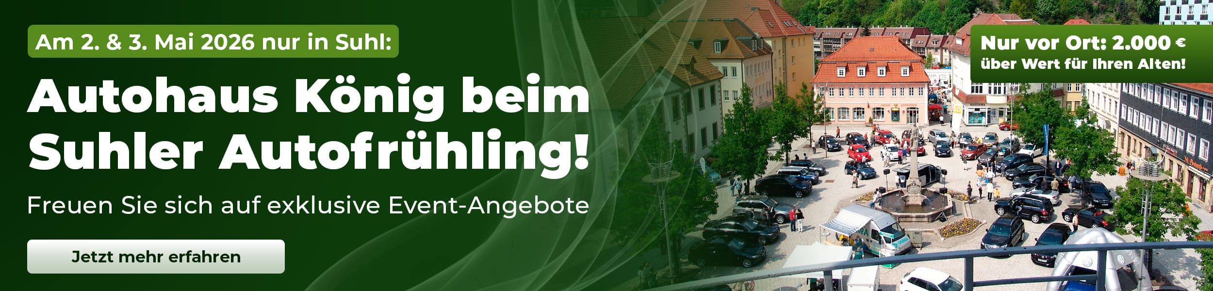 Werbebanner für den Suhler Autofrühling am 2. und 3. Mai 2026 in Suhl: Großflächiger grüner Hintergrund mit Text ‘Autohaus König beim Suhler Autofrühling’ und Hinweis auf exklusive Event-Angebote. Rechts ein Luftbild eines belebten Marktplatzes mit vielen ausgestellten Autos und Besuchern. Zusätzlich hervorgehoben: ‘Nur vor Ort: 2.000 € über Wert für Ihren Alten!