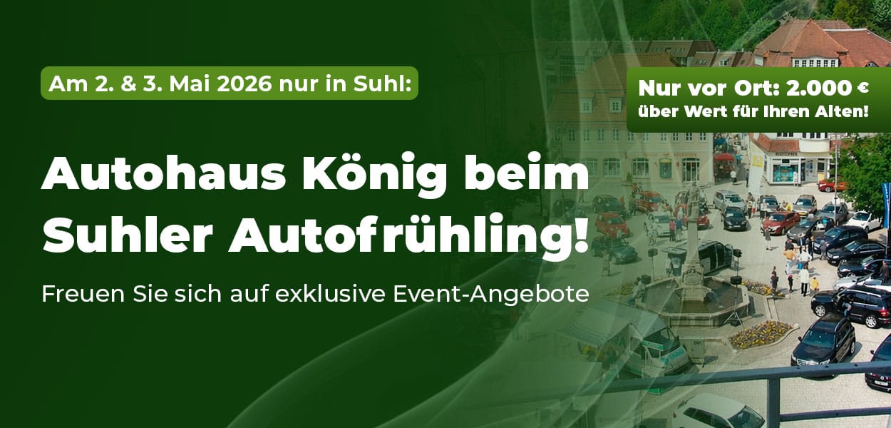 Werbebanner für den Suhler Autofrühling am 2. und 3. Mai 2026 in Suhl: Großflächiger grüner Hintergrund mit Text ‘Autohaus König beim Suhler Autofrühling’ und Hinweis auf exklusive Event-Angebote. Rechts ein Luftbild eines belebten Marktplatzes mit vielen ausgestellten Autos und Besuchern. Zusätzlich hervorgehoben: ‘Nur vor Ort: 2.000 € über Wert für Ihren Alten!