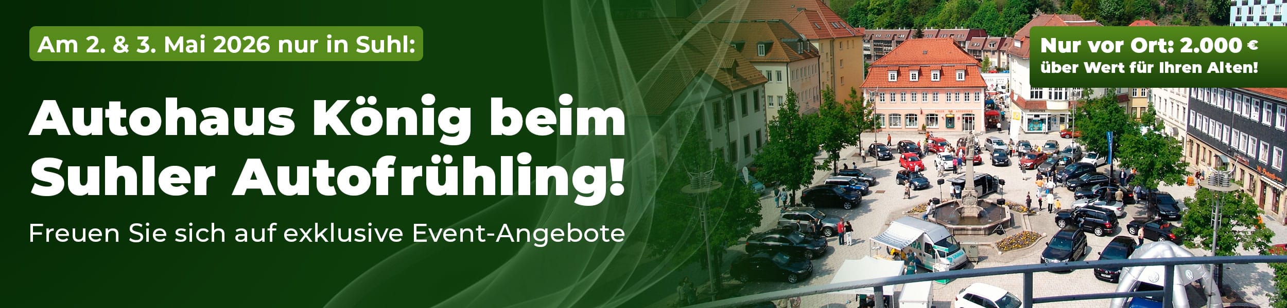 Werbebanner für den Suhler Autofrühling am 2. und 3. Mai 2026 in Suhl: Großflächiger grüner Hintergrund mit Text ‘Autohaus König beim Suhler Autofrühling’ und Hinweis auf exklusive Event-Angebote. Rechts ein Luftbild eines belebten Marktplatzes mit vielen ausgestellten Autos und Besuchern. Zusätzlich hervorgehoben: ‘Nur vor Ort: 2.000 € über Wert für Ihren Alten!