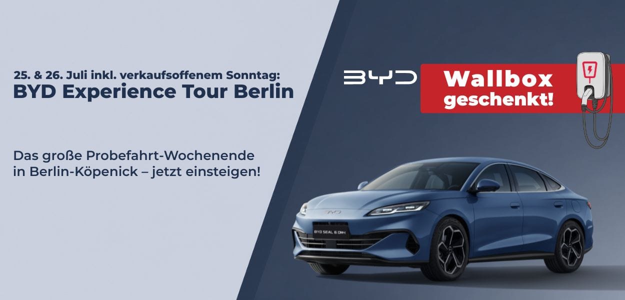 Headergrafik zur BYD Experience Tour Berlin am 25. und 26. Juli mit verkaufsoffenem Sonntag. Im Mittelpunkt stehen das Probefahrt-Wochenende in Berlin-Köpenick, ein blauer BYD Seal 6 DM-i sowie der Aktionshinweis „Wallbox geschenkt!“.