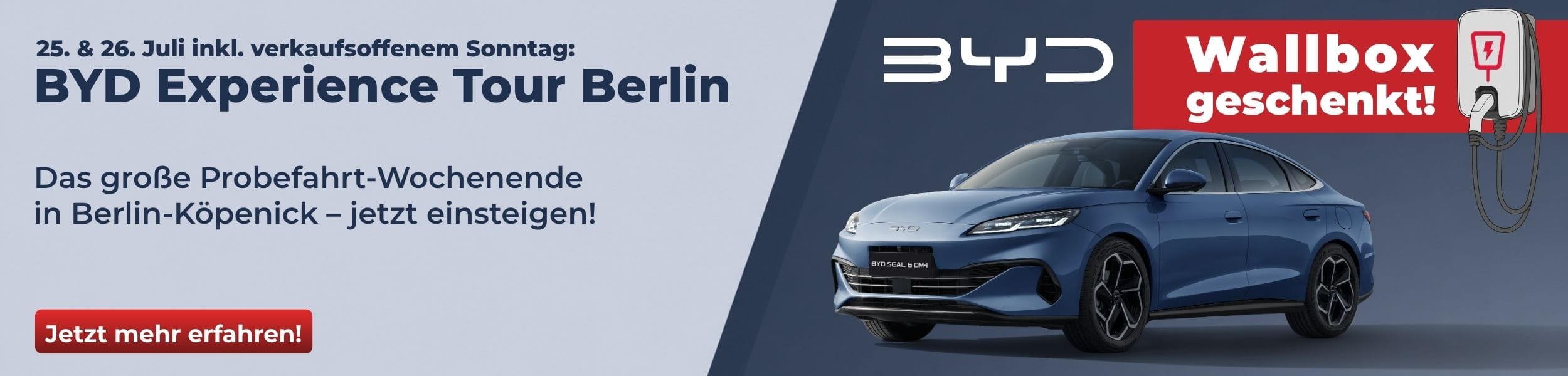 Werbebanner zur BYD Experience Tour Berlin am 25. und 26. Juli mit verkaufsoffenem Sonntag. Beworben wird ein großes Probefahrt-Wochenende in Berlin-Köpenick. Rechts sind ein blauer BYD Seal 6 DM-i, der Hinweis „Wallbox geschenkt!“ sowie ein Button „Jetzt mehr erfahren!“ zu sehen.