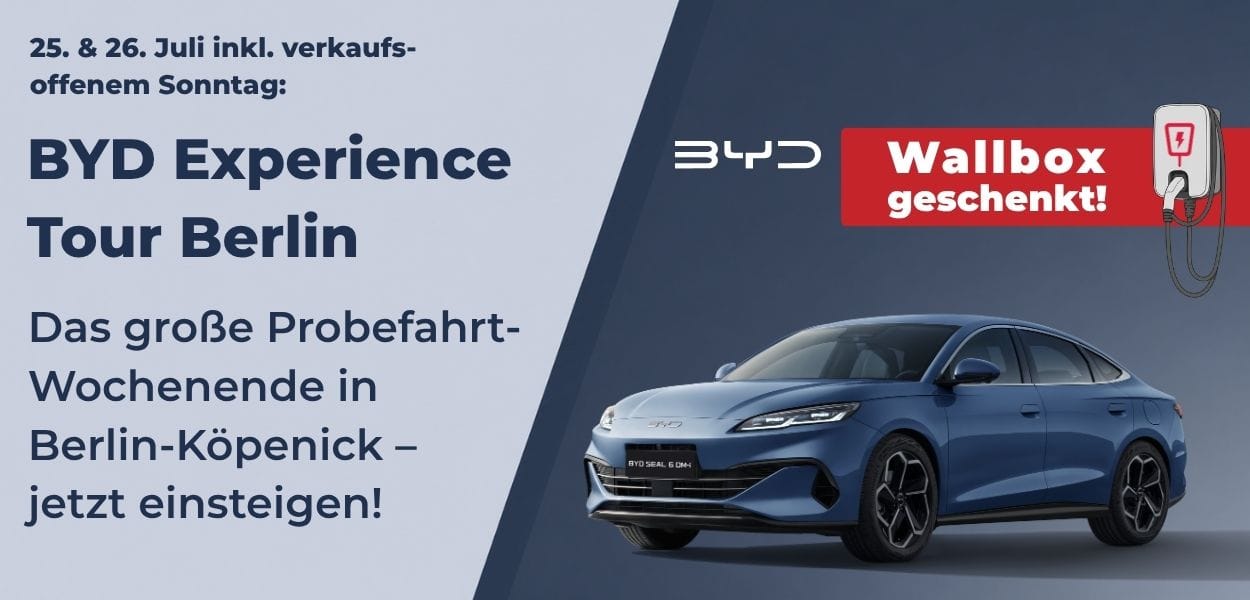 Headergrafik zur BYD Experience Tour Berlin am 25. und 26. Juli mit verkaufsoffenem Sonntag. Im Mittelpunkt stehen das Probefahrt-Wochenende in Berlin-Köpenick, ein blauer BYD Seal 6 DM-i sowie der Aktionshinweis „Wallbox geschenkt!“.