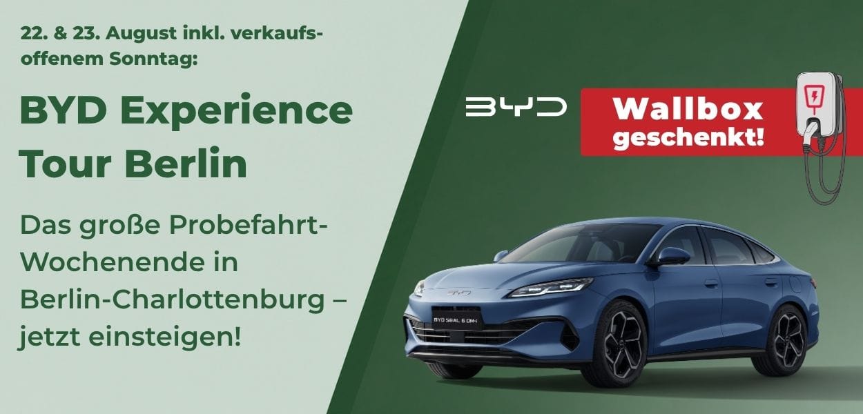 Banner zur BYD Experience Tour Berlin am 22. und 23. August in Berlin-Charlottenburg mit blauem BYD SEAL 6 DM-i. Beworben werden ein Probefahrt-Wochenende inklusive verkaufsoffenem Sonntag und eine geschenkte Wallbox.