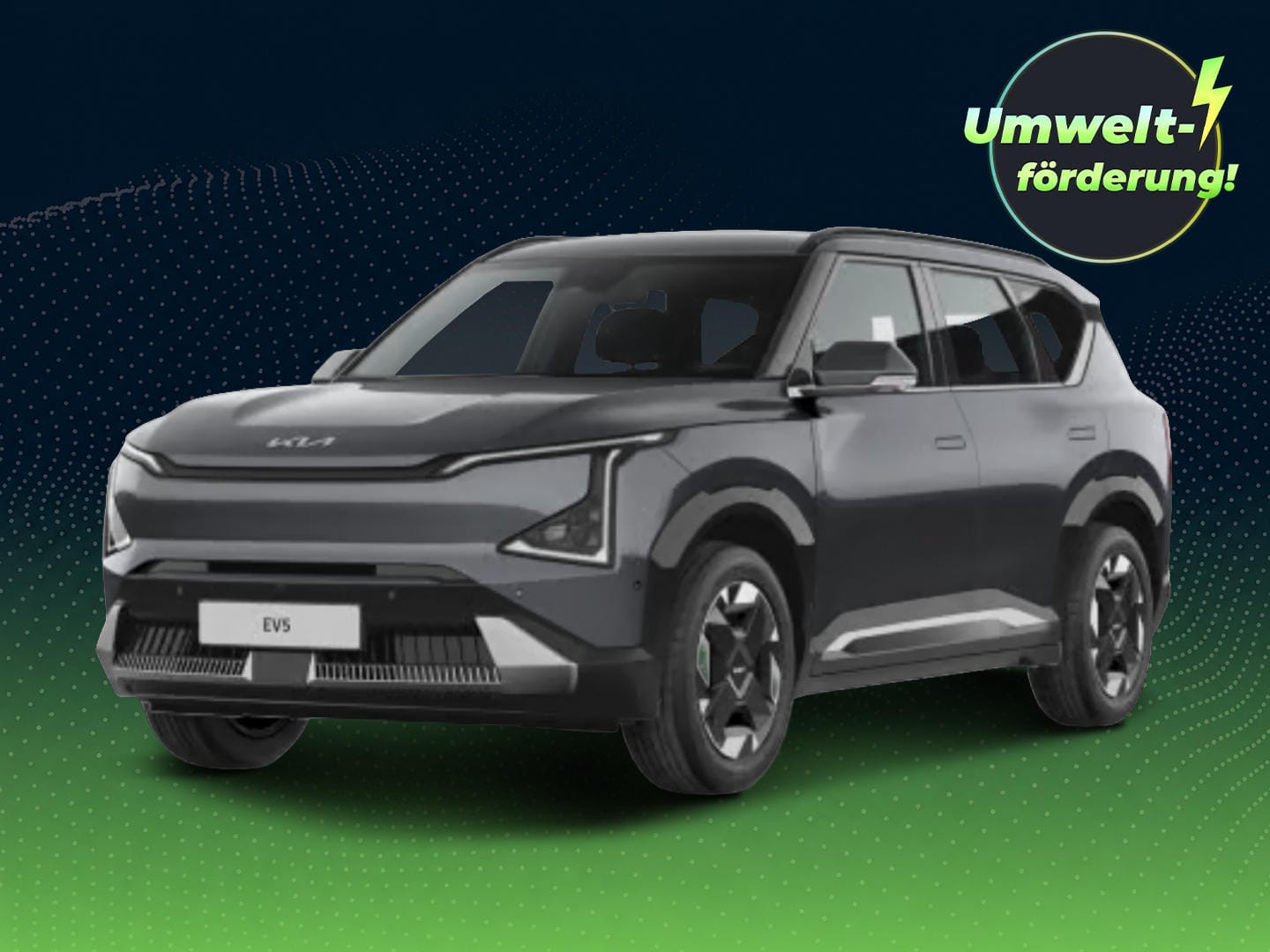 Grauer Kia EV5 GT-Line vor dunkelblau-grünem Hintergrund mit grafischen Wellenmustern. Oben rechts weist ein Badge auf eine Umweltförderung von bis zu 6.000 Euro für die E-Prämie 2026 hin.