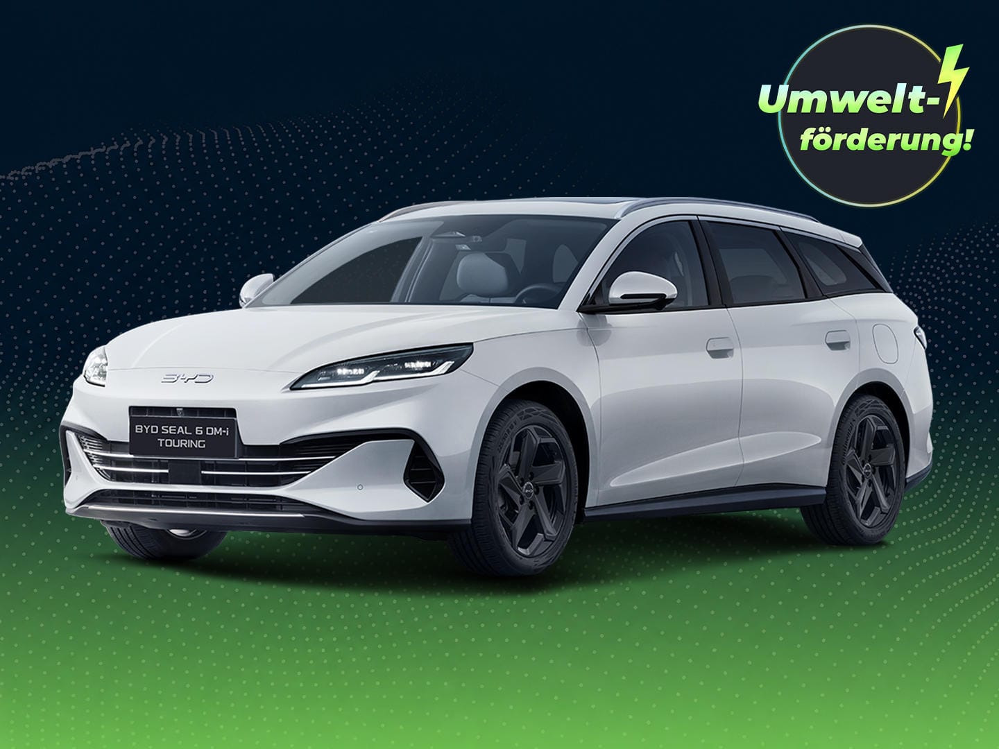 Weißer BYD Seal 6 DM-i vor dunkelblau-grünem Hintergrund mit grafischen Wellenmustern. Oben rechts weist ein Badge auf eine Umweltförderung von bis zu 6.000 Euro für die E-Prämie 2026 hin.
