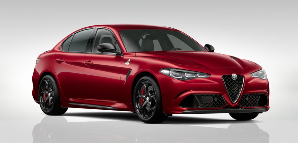 Roter Alfa Romeo Giulia mit Spiegelung vor einem grauen Hintergrund.