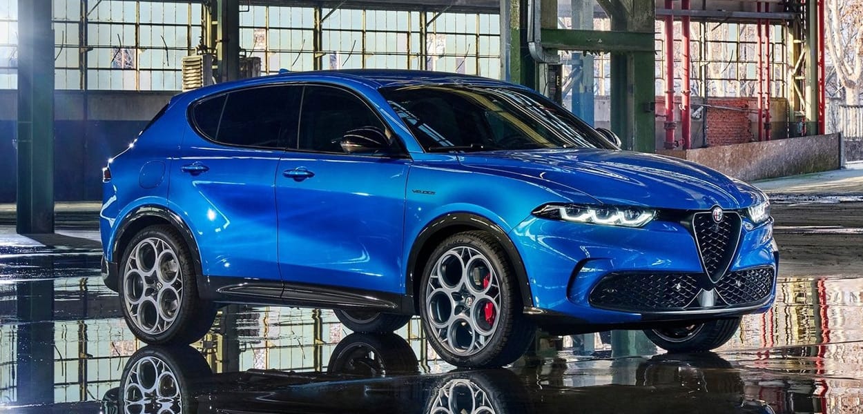 Ein blauer Alfa Romeo Tonale steht in einer Industriehalle.