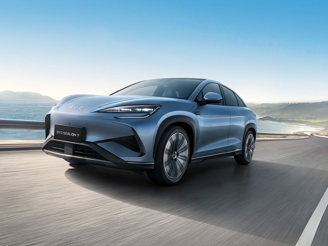 Blauer BYD Sealion 7 auf der Straße am Wasser