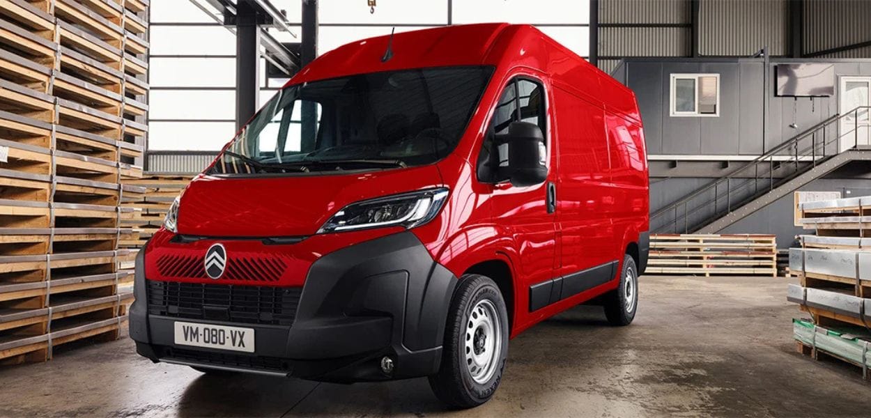 Roter Citroën Jumper Kastenwagen in einer Lagerhalle, bereit für Transport- und Lieferaufgaben im gewerblichen Einsatz.