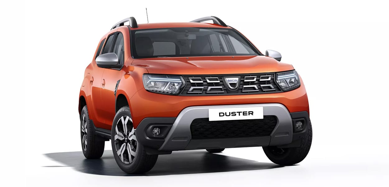 Ein oranger Dacia Duster schräg von vorn vor einem weißen Hintergrund.