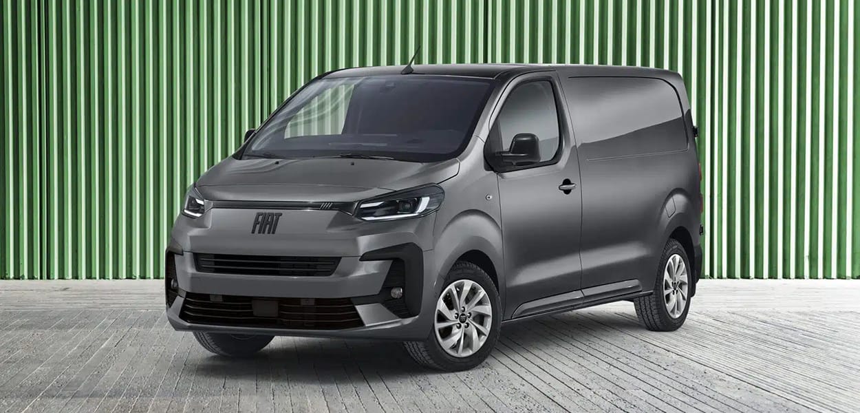 Transporter Fiat Scudo steht vor einem grünen Hintergrund.