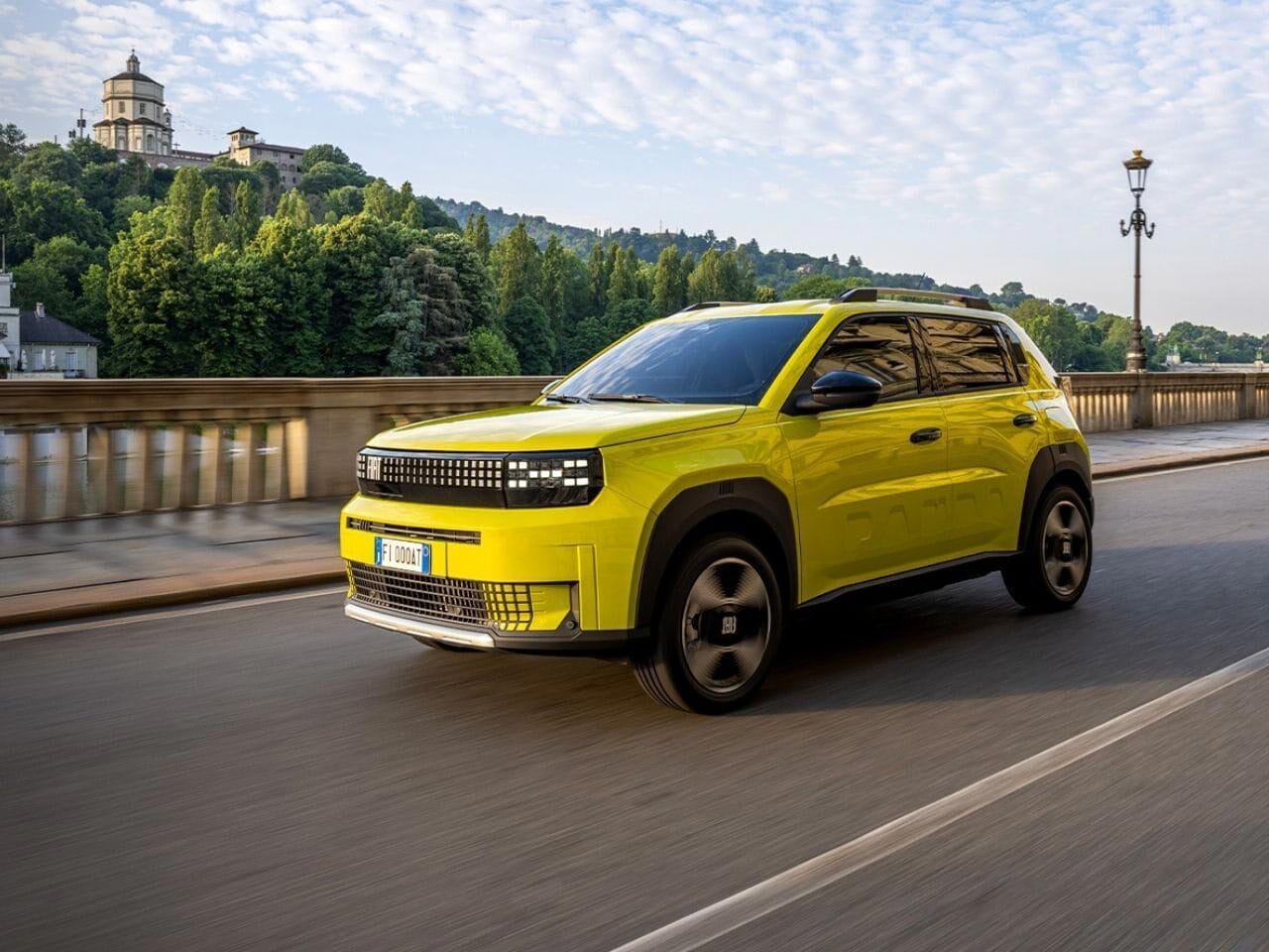 Gelber Fiat Grande Panda auf der Straße