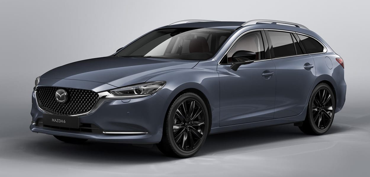 Eine Studioaufnahme eines grauen Mazda 6 vor grauem Hintergrund.