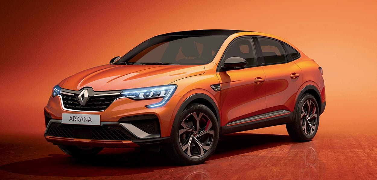 Ein orangener Renault Arkana steht in Szene gesetzt vor einem orangenen Hintergrund.