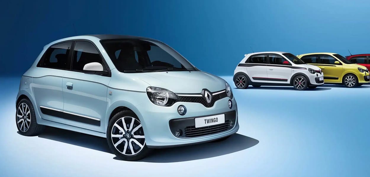 Ein hellblauer Renault Twingo steht vor drei weiteren verschieden farbigen Renault Twingos.