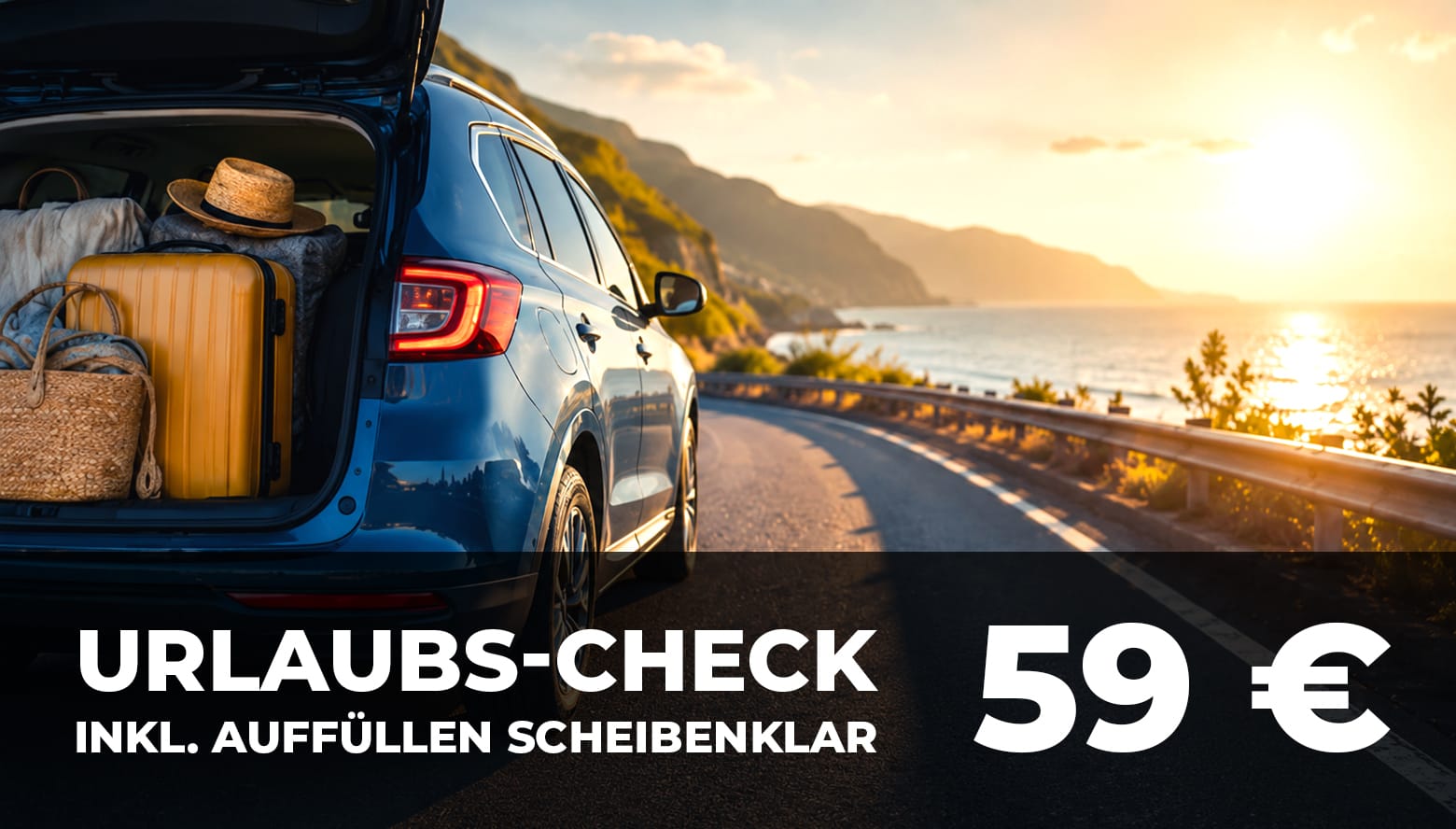Geöffneter Kofferraum eines Fahrzeugs mit Reisegepäck an einer Küstenstraße bei Sonnenuntergang. Die Grafik bewirbt einen Urlaubs-Check inklusive Auffüllen des Scheibenklars zum Aktionspreis von 59 Euro.