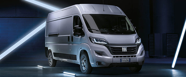Grauer Fiat Ducato Transporter in einem beleuchtetem Studio.