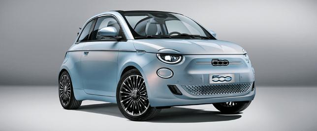 Hellblauer Fiat 500 Elektro in einem Studio.