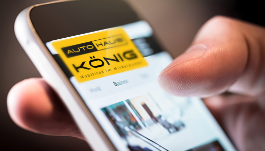 News im Autohaus König: Informieren Sie sich jetzt über Aktionen, Eröffnungen und Events Smartphone in der Hand zeigt das Autohaus König Logo